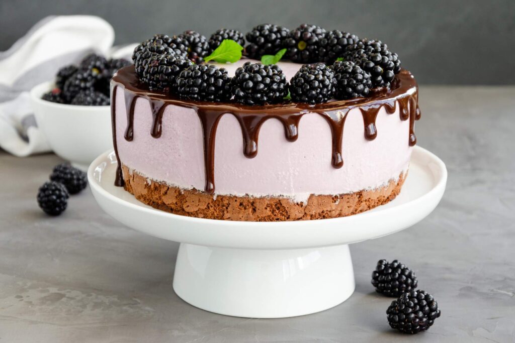 Owoce jeżyny bezkolcowej jako dekoracja tortu